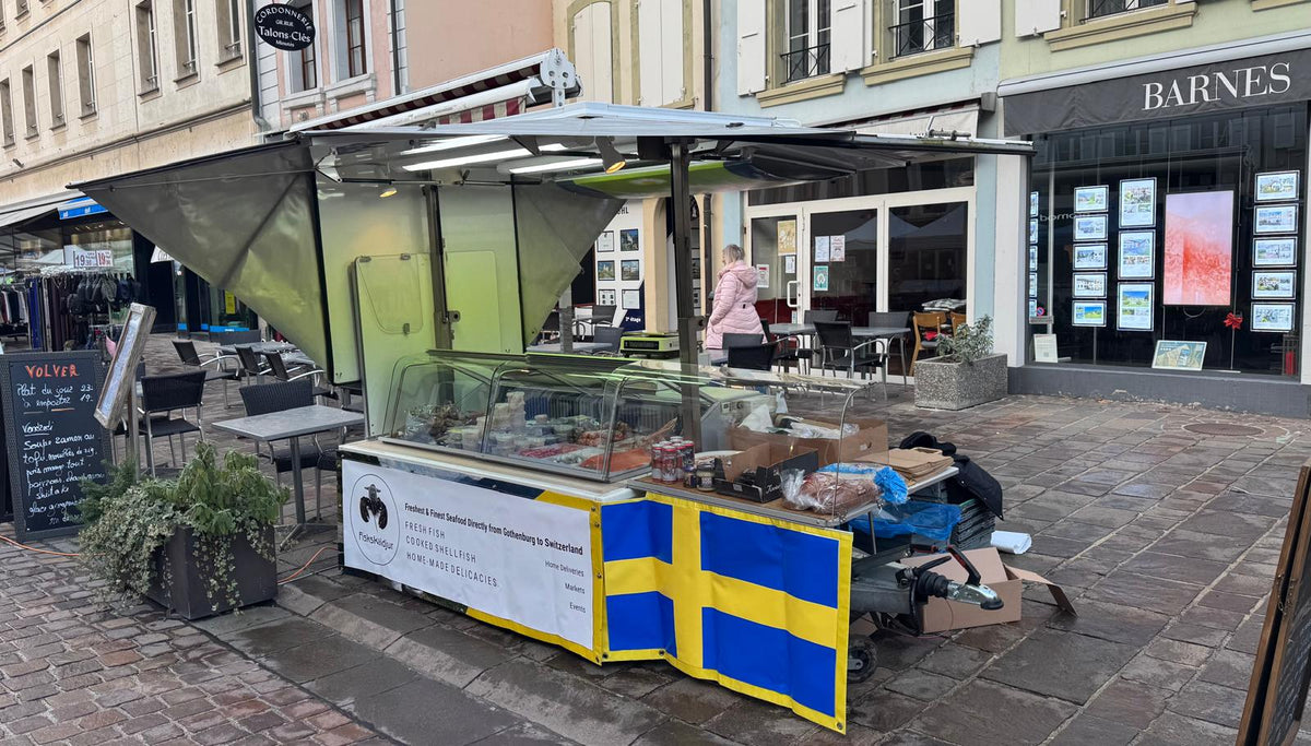 Der Fiskskaldjur-Stand zwischen den Cafés am Samstagsmarkt in Morges