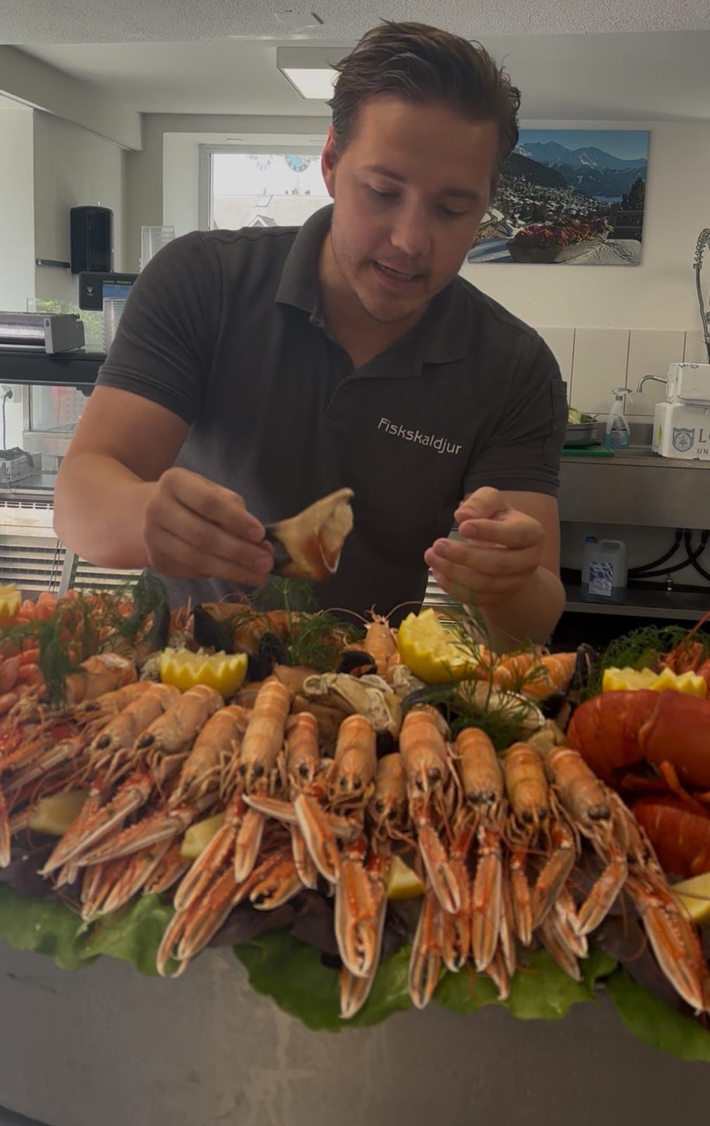 Dressage à la main d’un Seafood Yacht avec langoustines, pinces de crabe, moules et homard