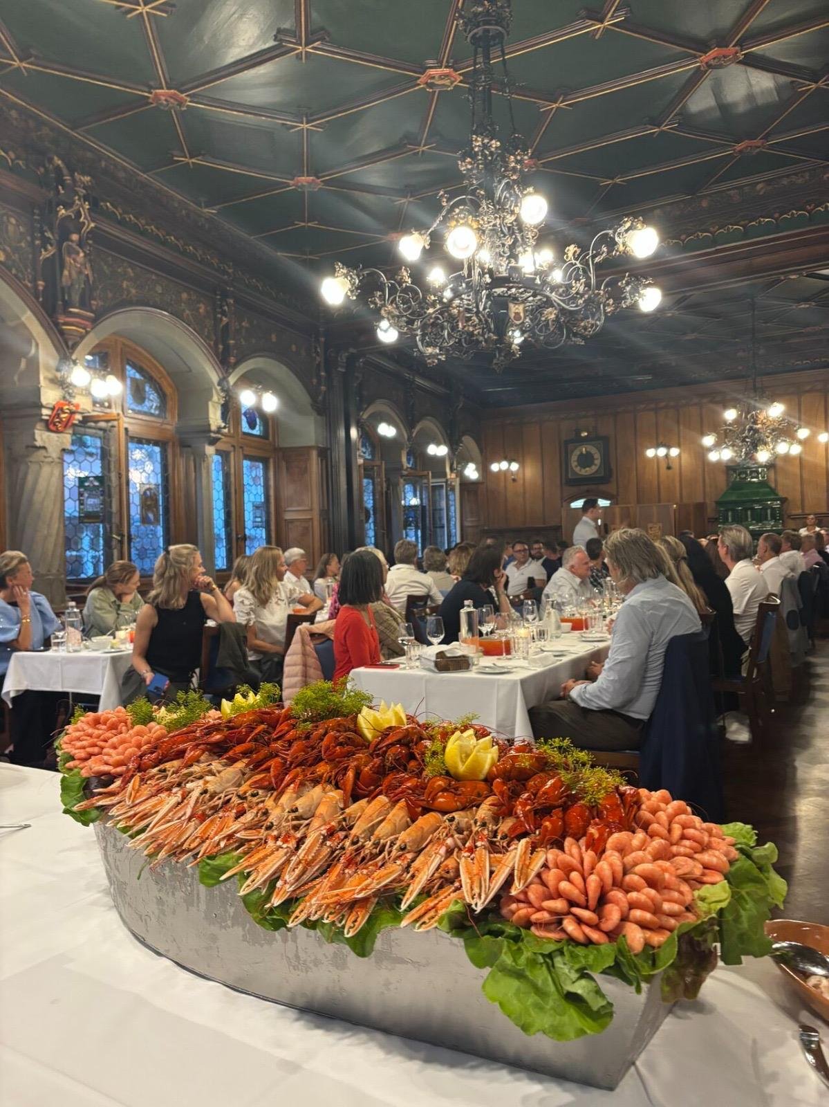 Un Seafood Yacht avec langoustines, écrevisses et crevettes lors d’un dîner dans une salle historique aux lustres