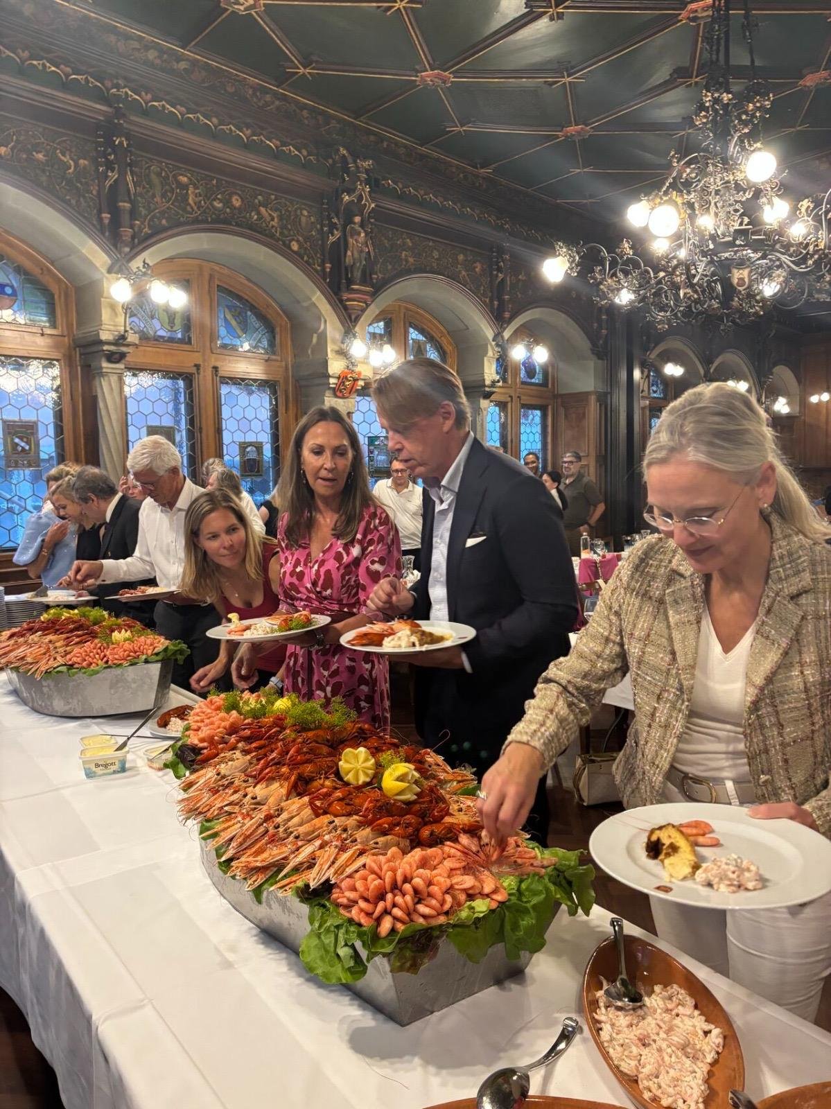 Des invités se servent au Seafood Yacht lors d’un dîner dans une salle historique