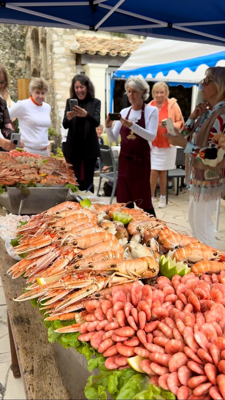 Des invités photographient un Seafood Yacht garni de langoustines et de crevettes