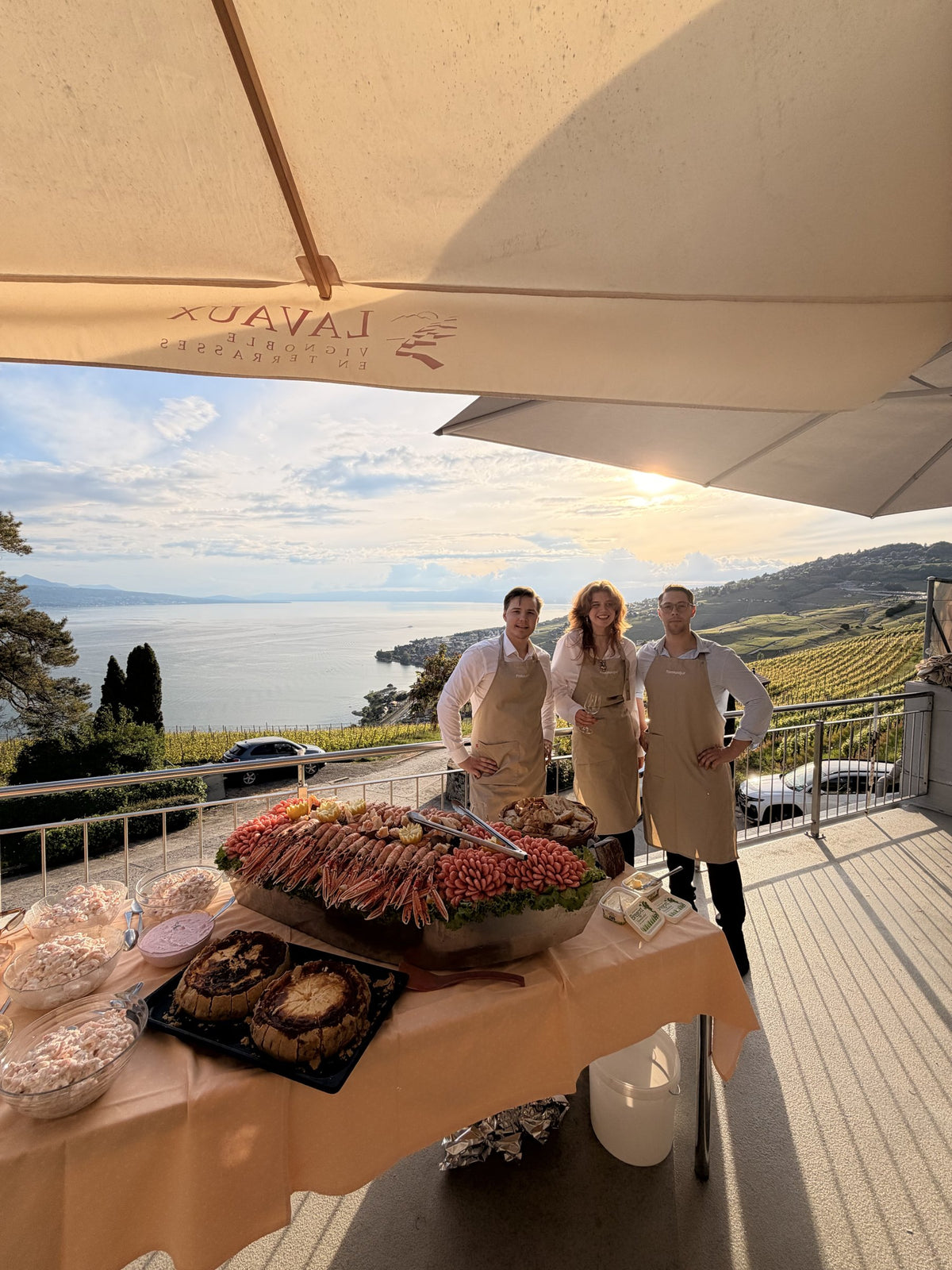 L’équipe Fiskskaldjur avec un Seafood Yacht sur une terrasse de Lavaux, au-dessus du Léman, au coucher du soleil