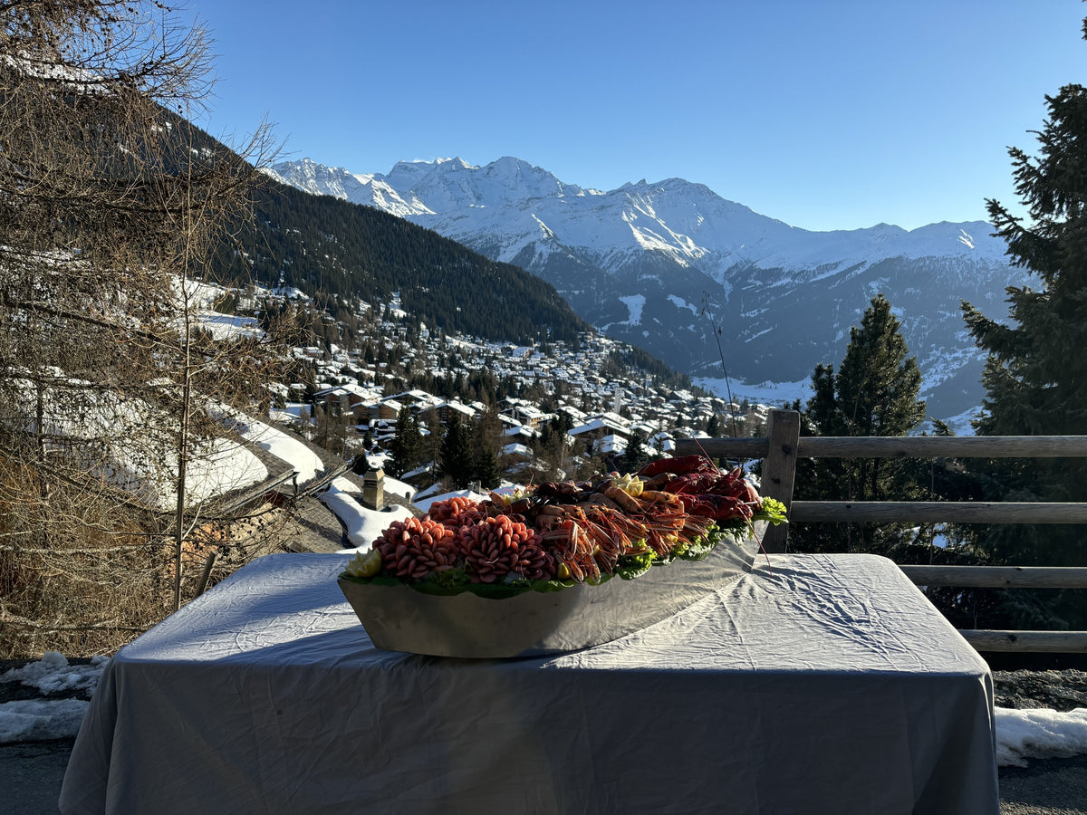 Un Seafood Yacht sur la terrasse d’un chalet à Verbier, devant les montagnes enneigées