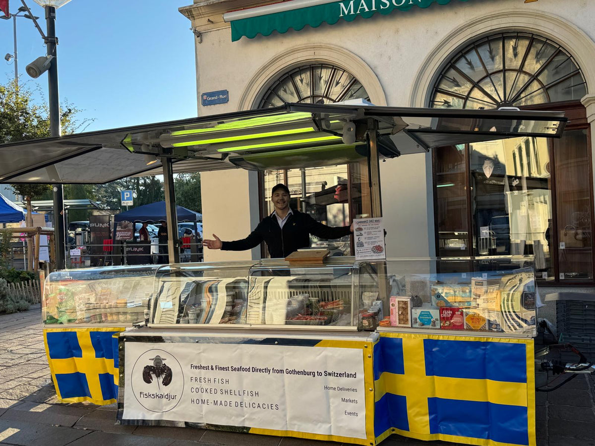 Ein Mitglied des Fiskskaldjur-Teams empfängt die Kundschaft am Stand an der Grand-Rue in Morges
